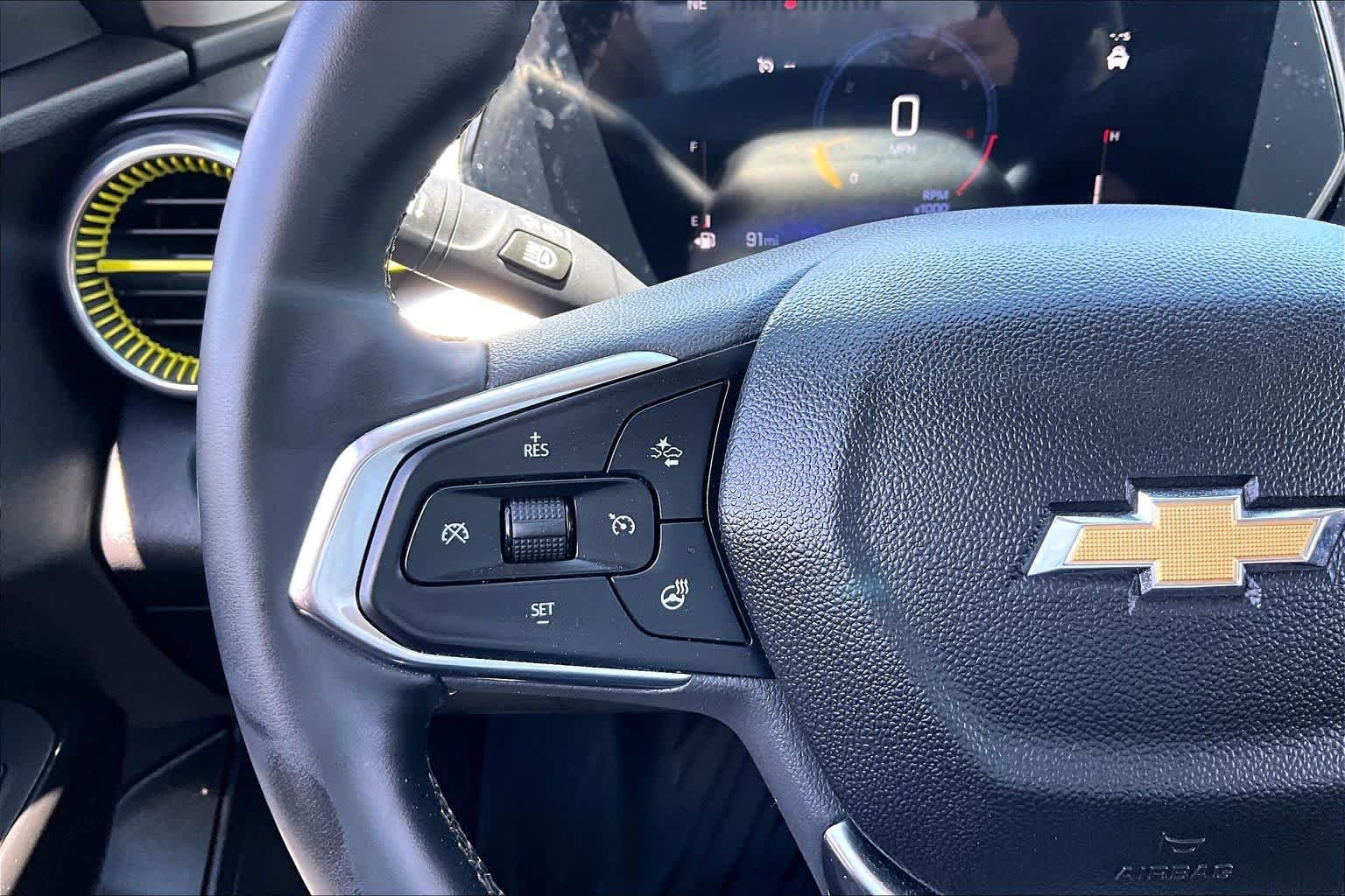 Used 2025 Summit White Chevrolet LT image 21
