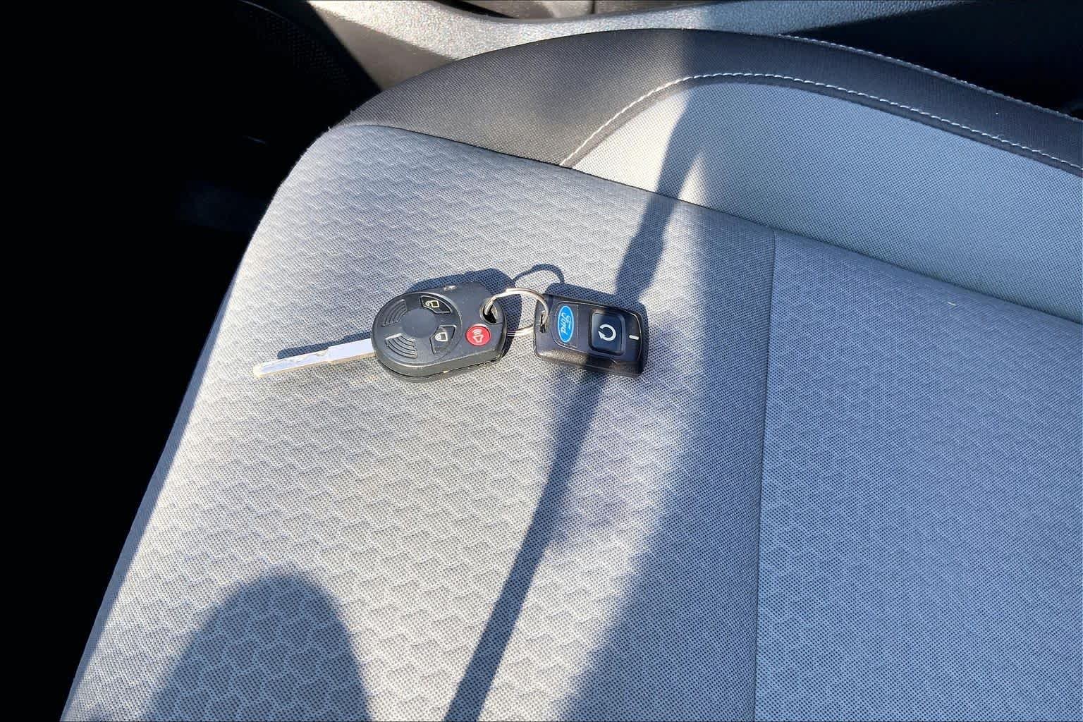 Used 2018 Shadow Black Ford SE image 15