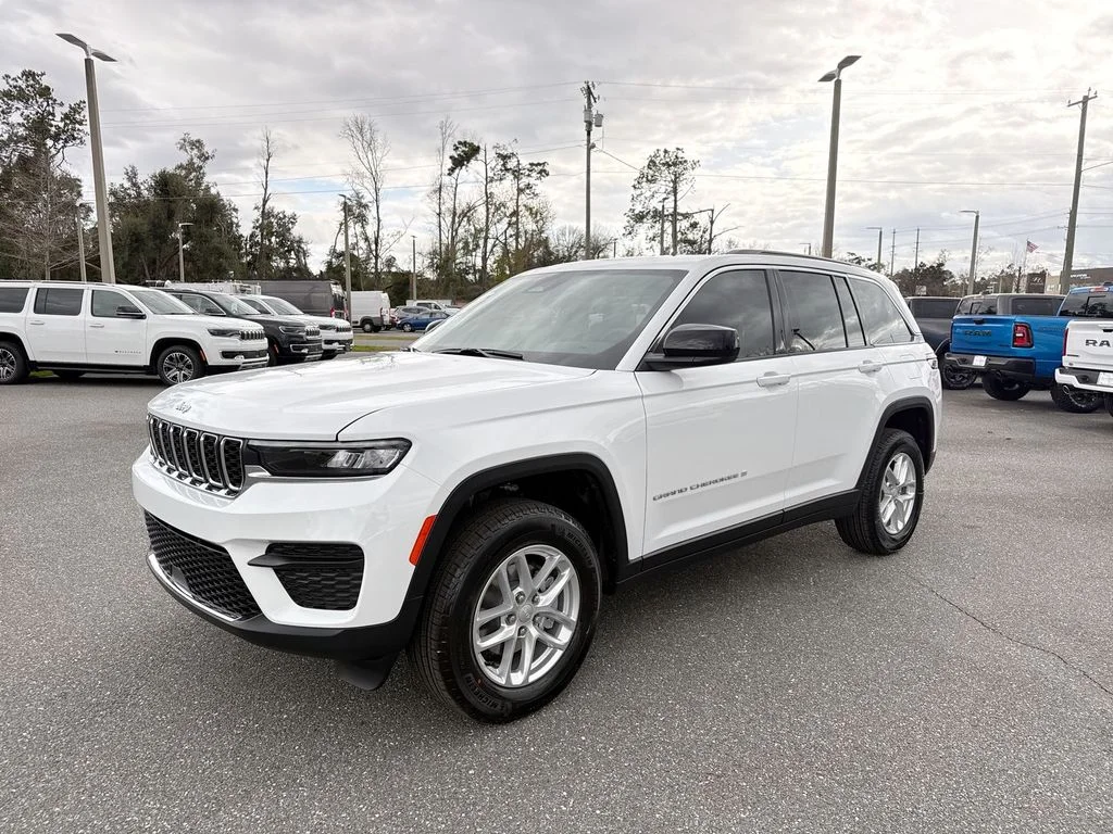 New 2026 Bright White Clear-Coat Exterior Paint Jeep Laredo image 7