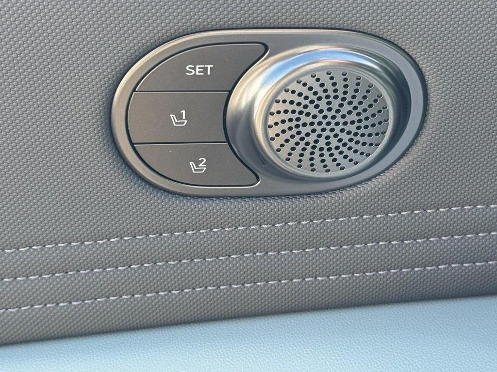 2025 Hyundai Elantra Limited - Photo 13