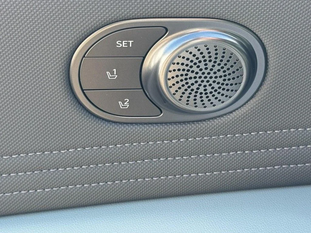 2025 Hyundai Elantra Limited - Photo 13