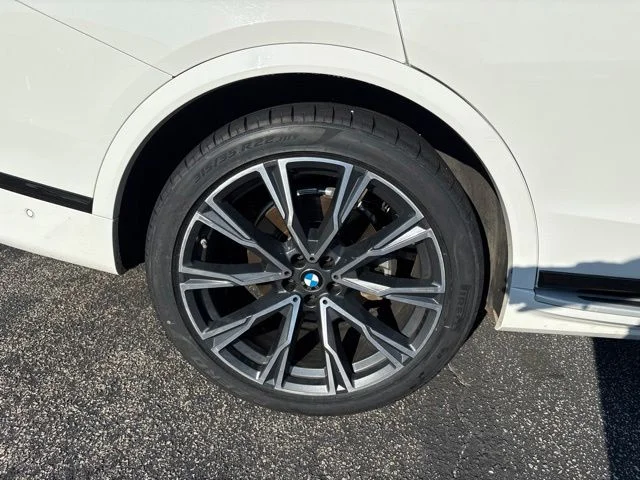 Used 2021 White BMW xDrive40i image 5