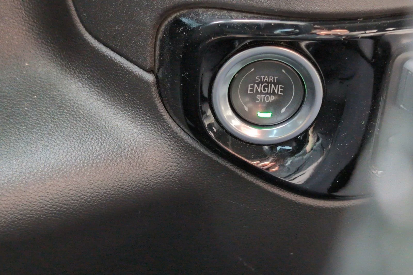 Used 2025 Summit White Chevrolet LT image 23