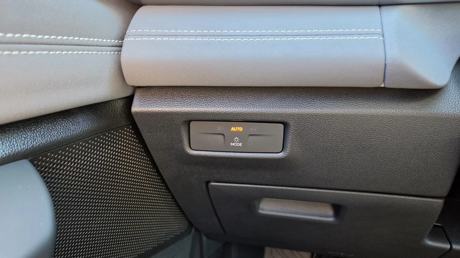 New 2026 Platinum Gray Metallic Volkswagen SE image 24