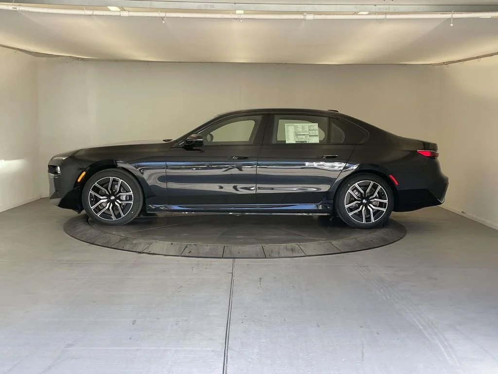 Used 2026 Black BMW xDrive60 image 2