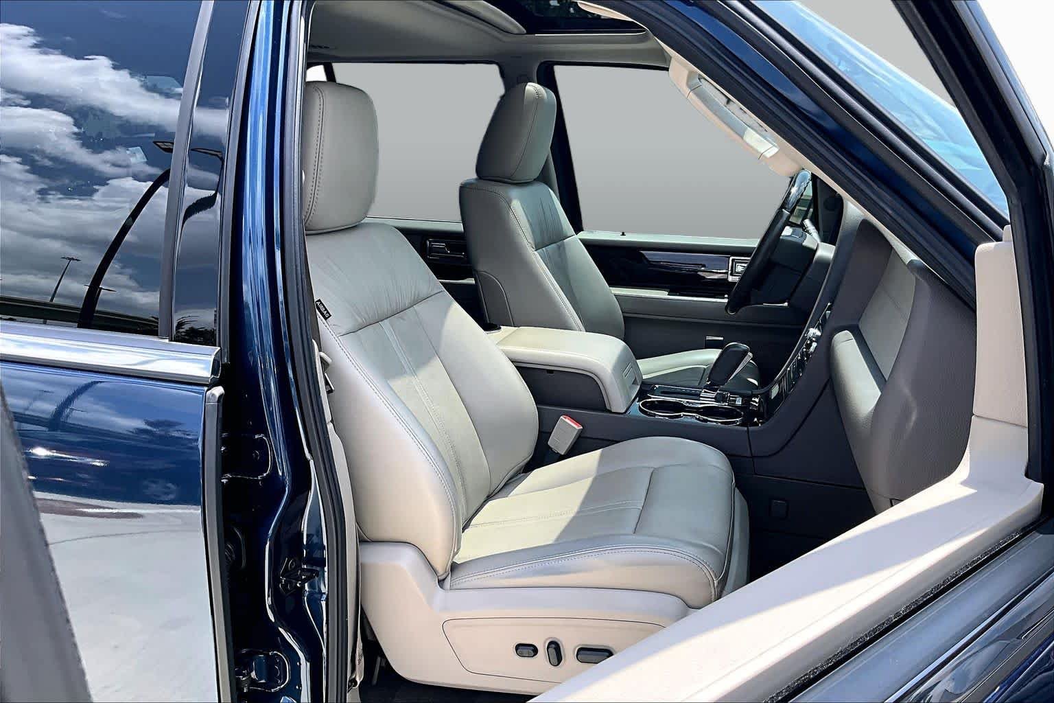 Used 2017 Midnight Sapphire Blue Metallic Lincoln Select image 9