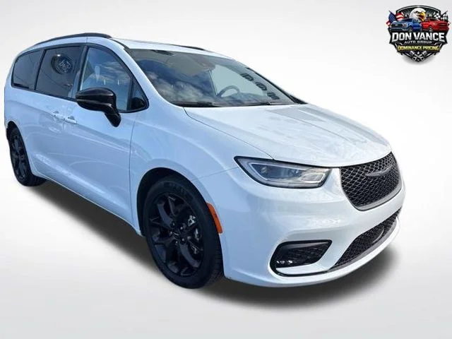 2025 Chrysler Pacifica Limited's photo