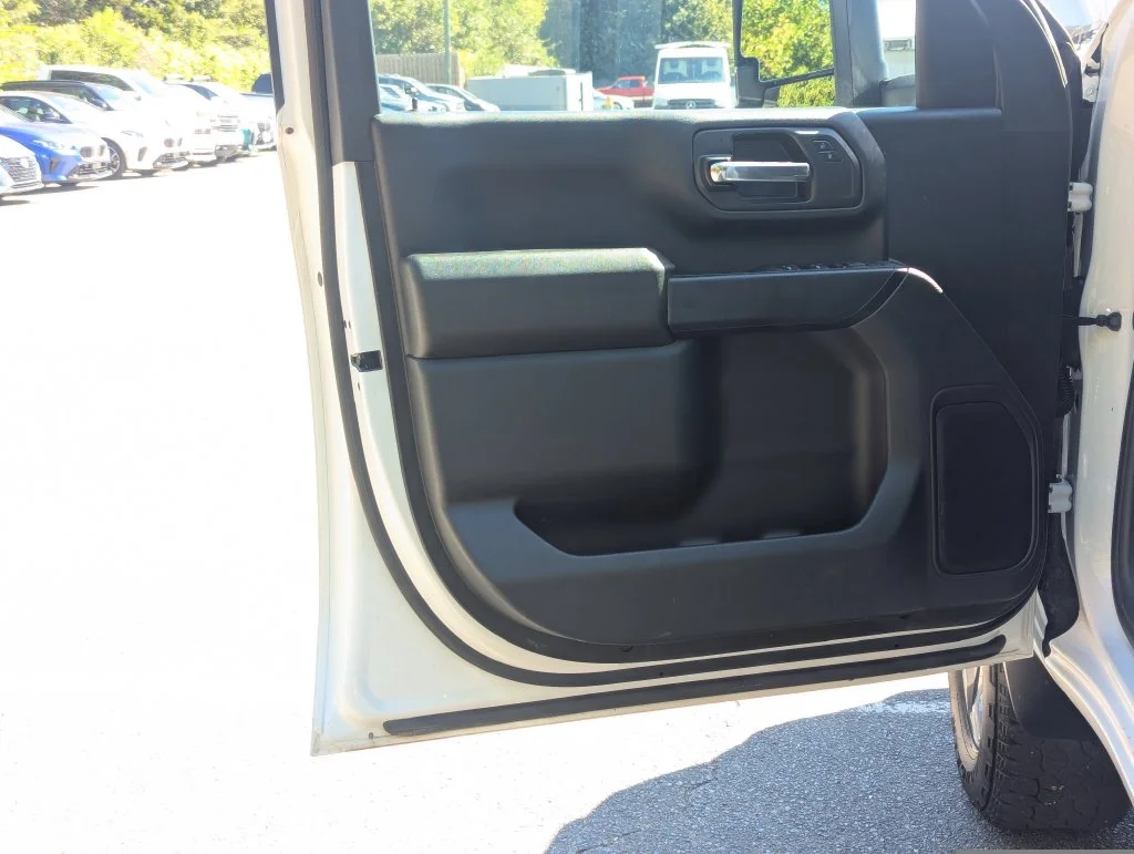 Used 2024 White Chevrolet Custom image 39
