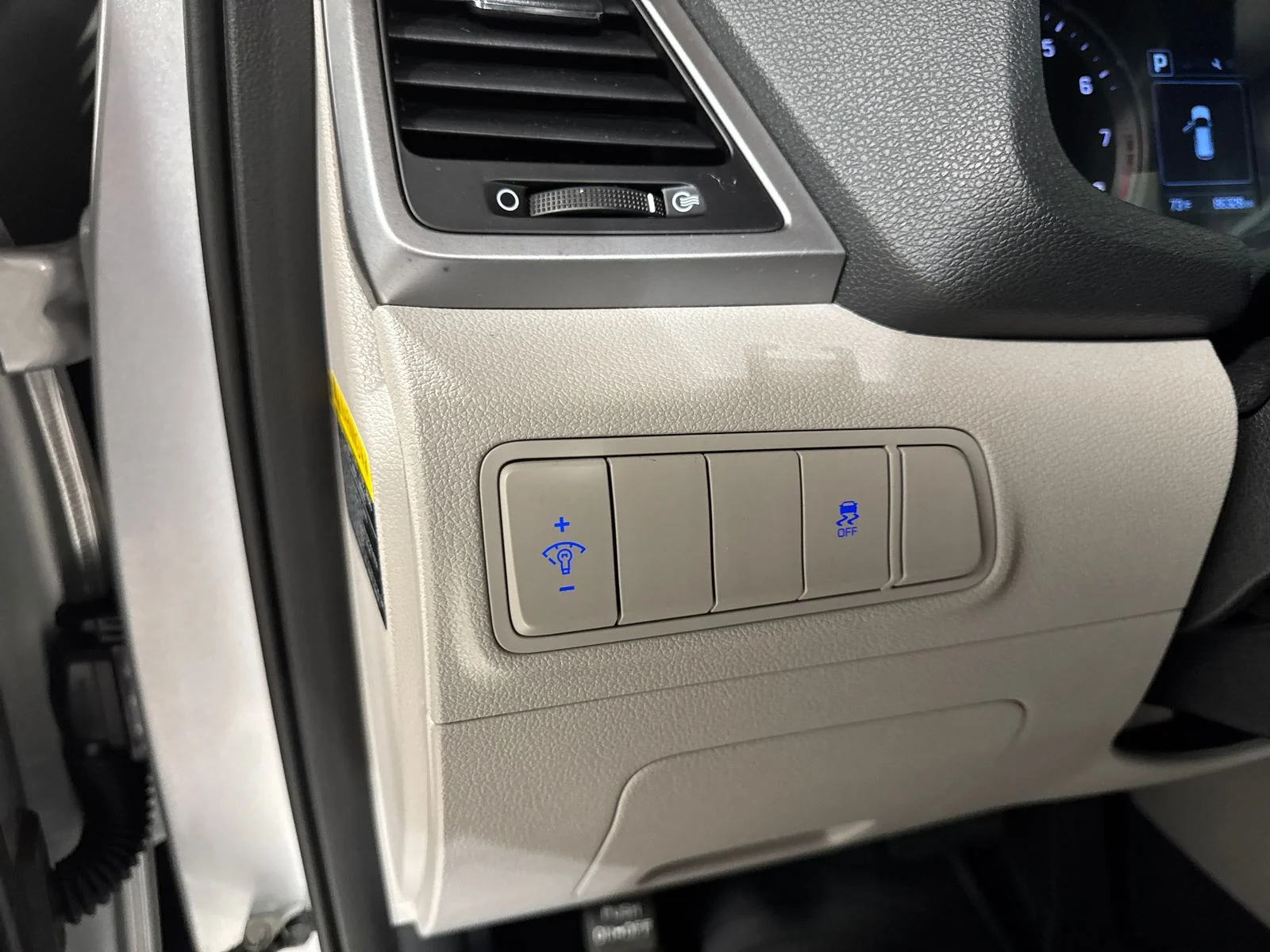 Used 2018 Molten Silver Hyundai SEL image 18