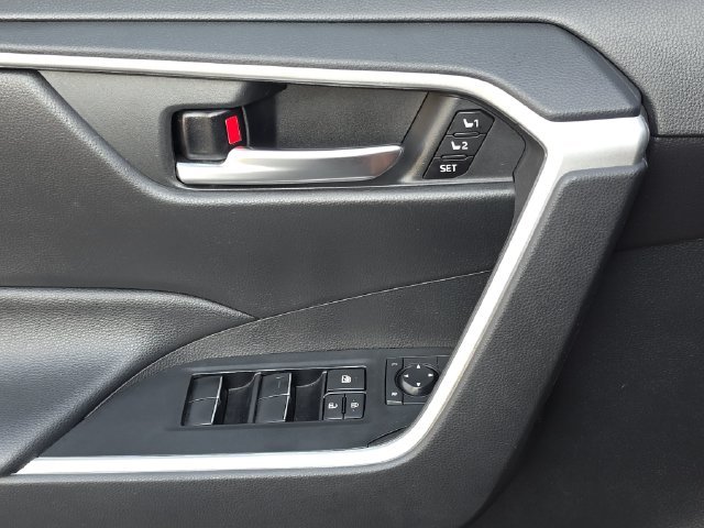 Used 2021 Red Toyota XLE Premium image 26