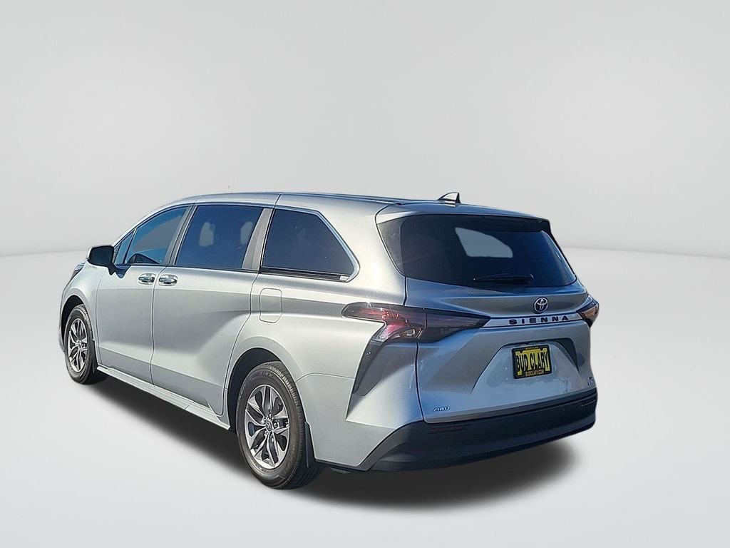 2023 Toyota Sienna XLE photo 3