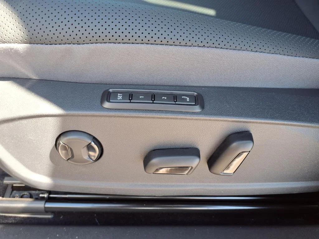 New 2026 Pure Gray with Black Roof Volkswagen Pro S Plus image 9