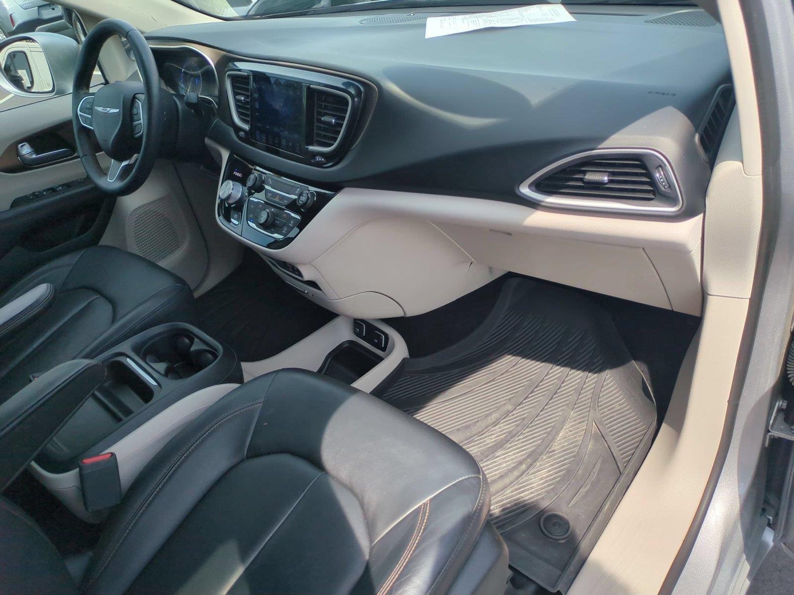 Used 2017 Billet Silver Metallic Clearcoat Chrysler Touring-L image 39