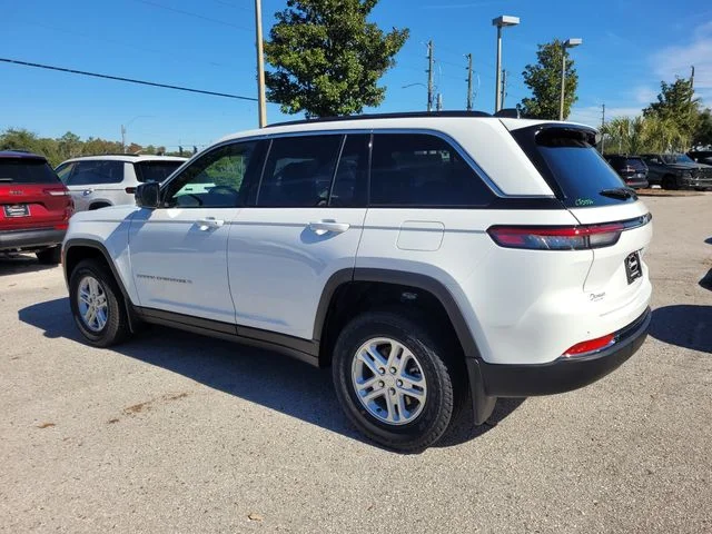 New 2025 Bright White Clear-Coat Exterior Paint Jeep Laredo image 10