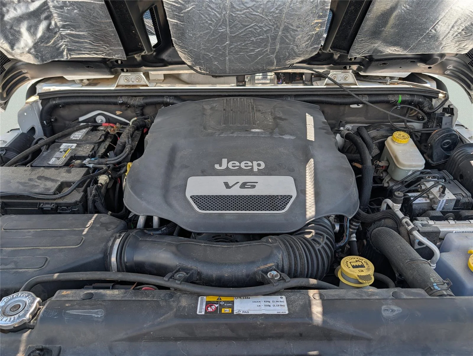 Used 2014 Bright White Clearcoat Jeep Sahara image 32