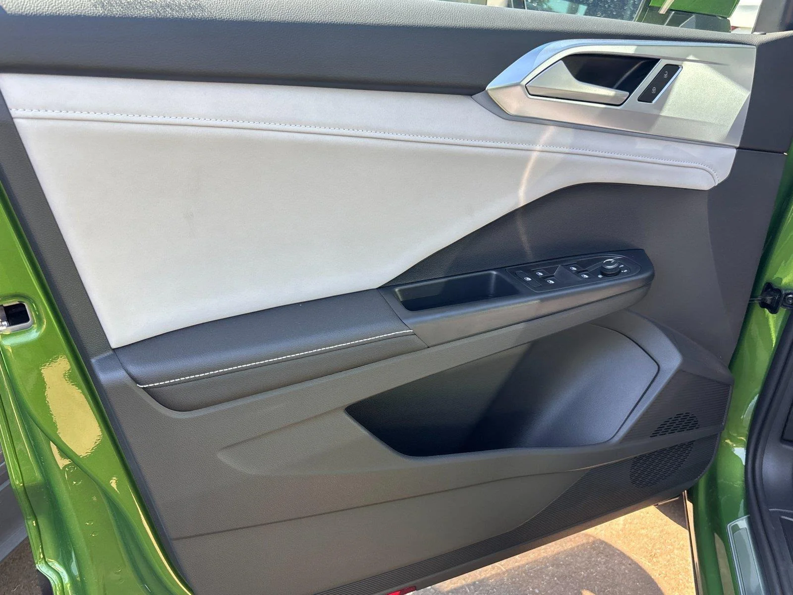 New 2026 Bright Moss Green Metallic Volkswagen SE image 13