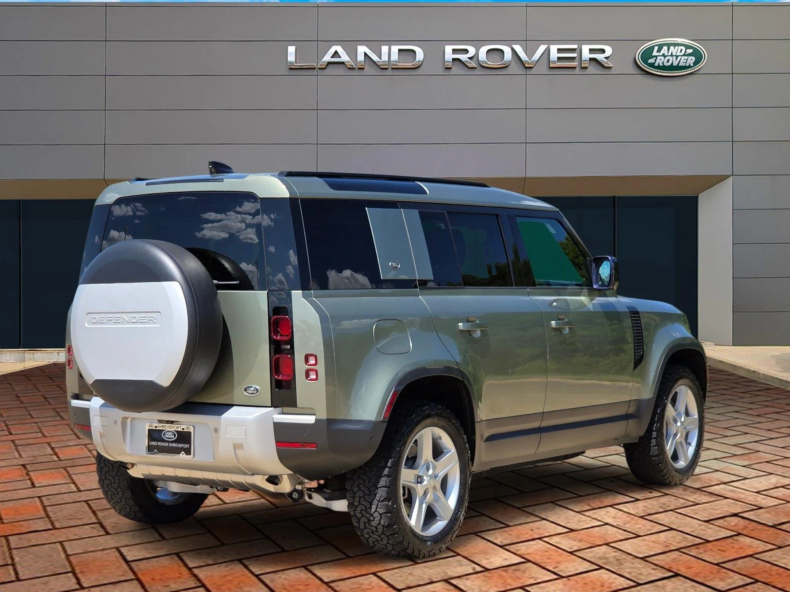 Used 2020 Pangea Green Metallic Land Rover SE image 4