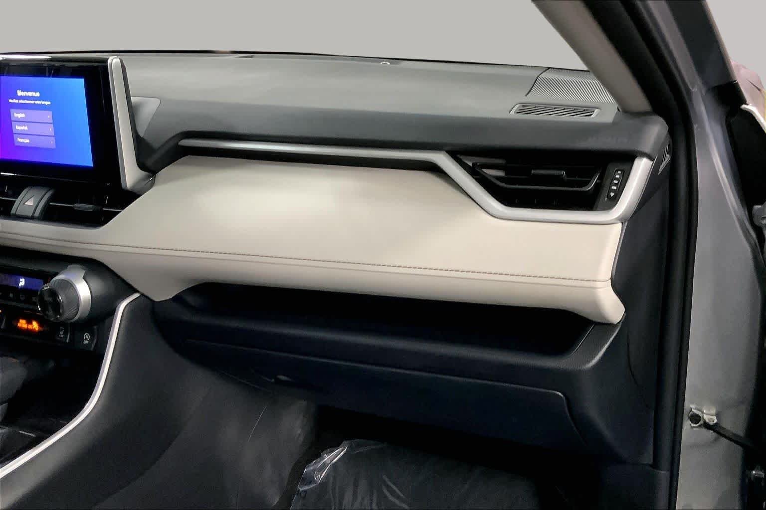 2025 Toyota RAV4 XLE - Photo 37