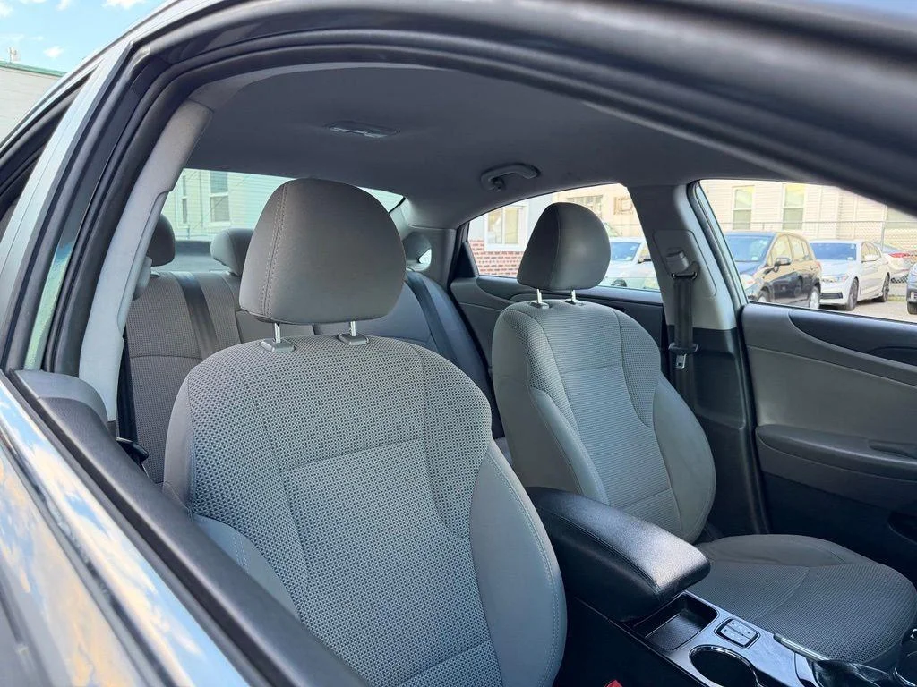 Used 2013 Gray Hyundai GLS image 7