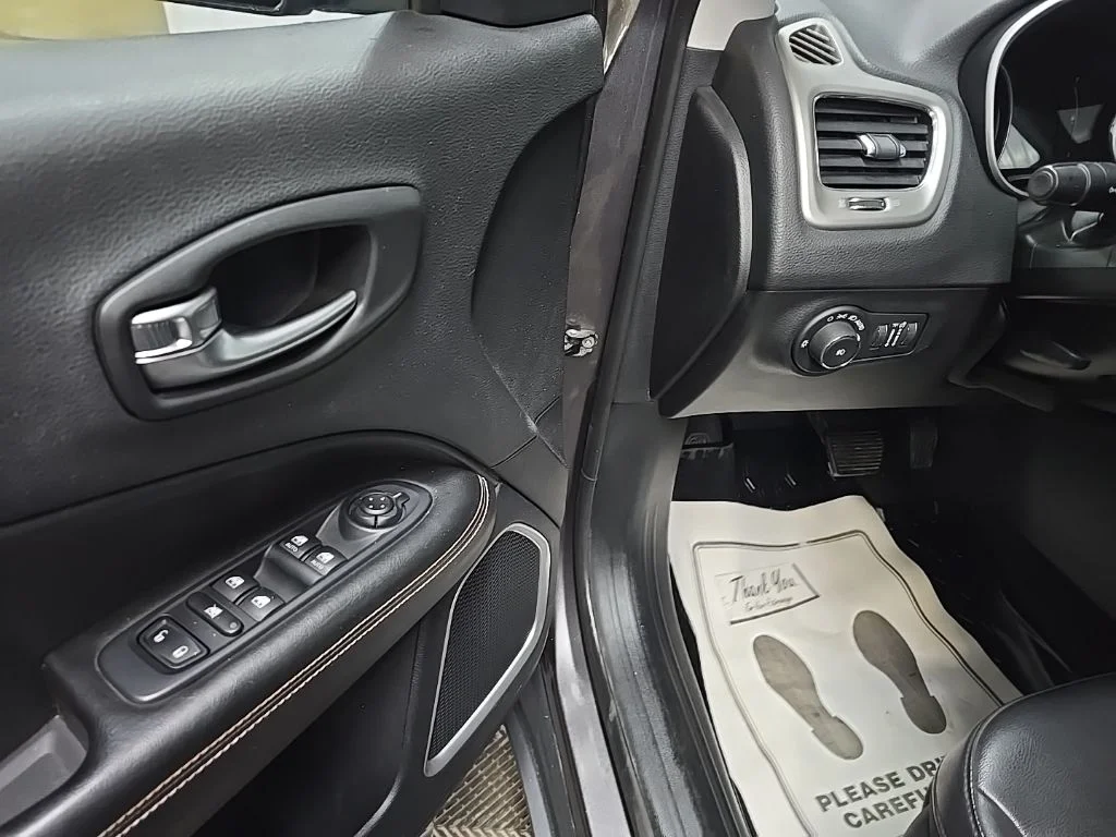 Used 2019 Gray Jeep Latitude image 27