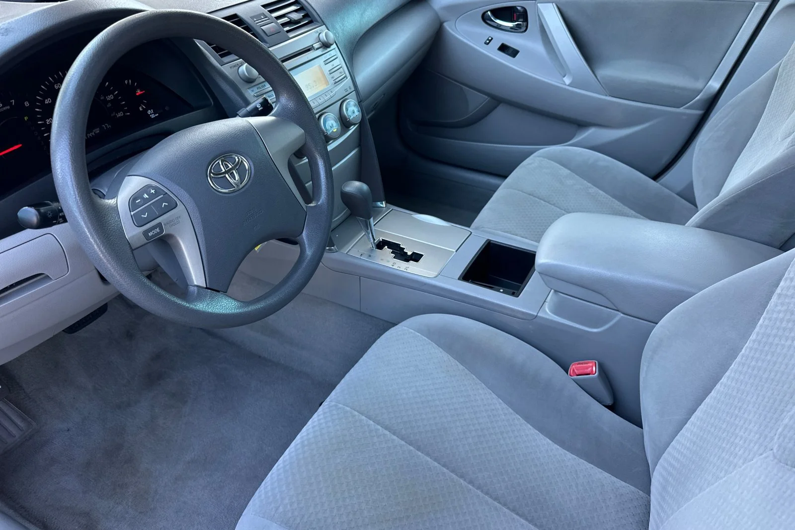 Used 2007 Silver Toyota LE image 17