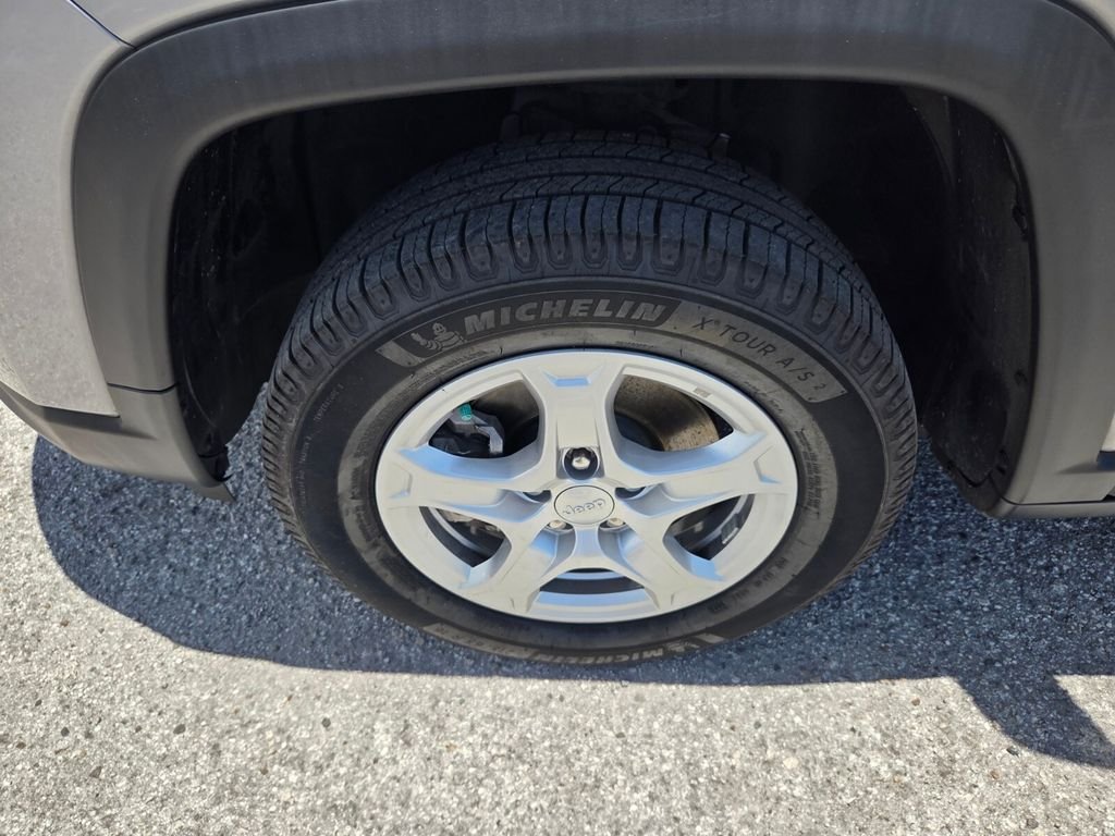Used 2022 Silver Jeep Sport image 21