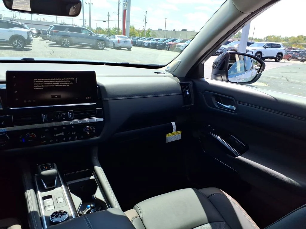 New 2026 Boulder Gray Pearl / Super Black Two-tone Nissan Platinum image 9