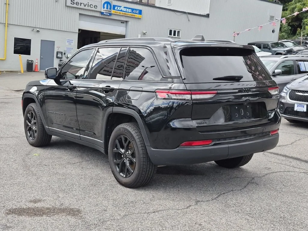 Used 2025 Black Jeep Altitude X image 9