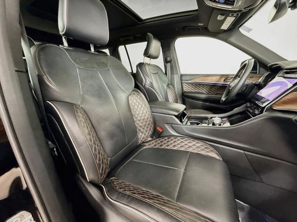 Used 2025 Black Jeep Summit image 29