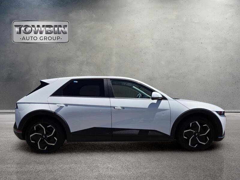 Used 2023 White Hyundai SE image 3