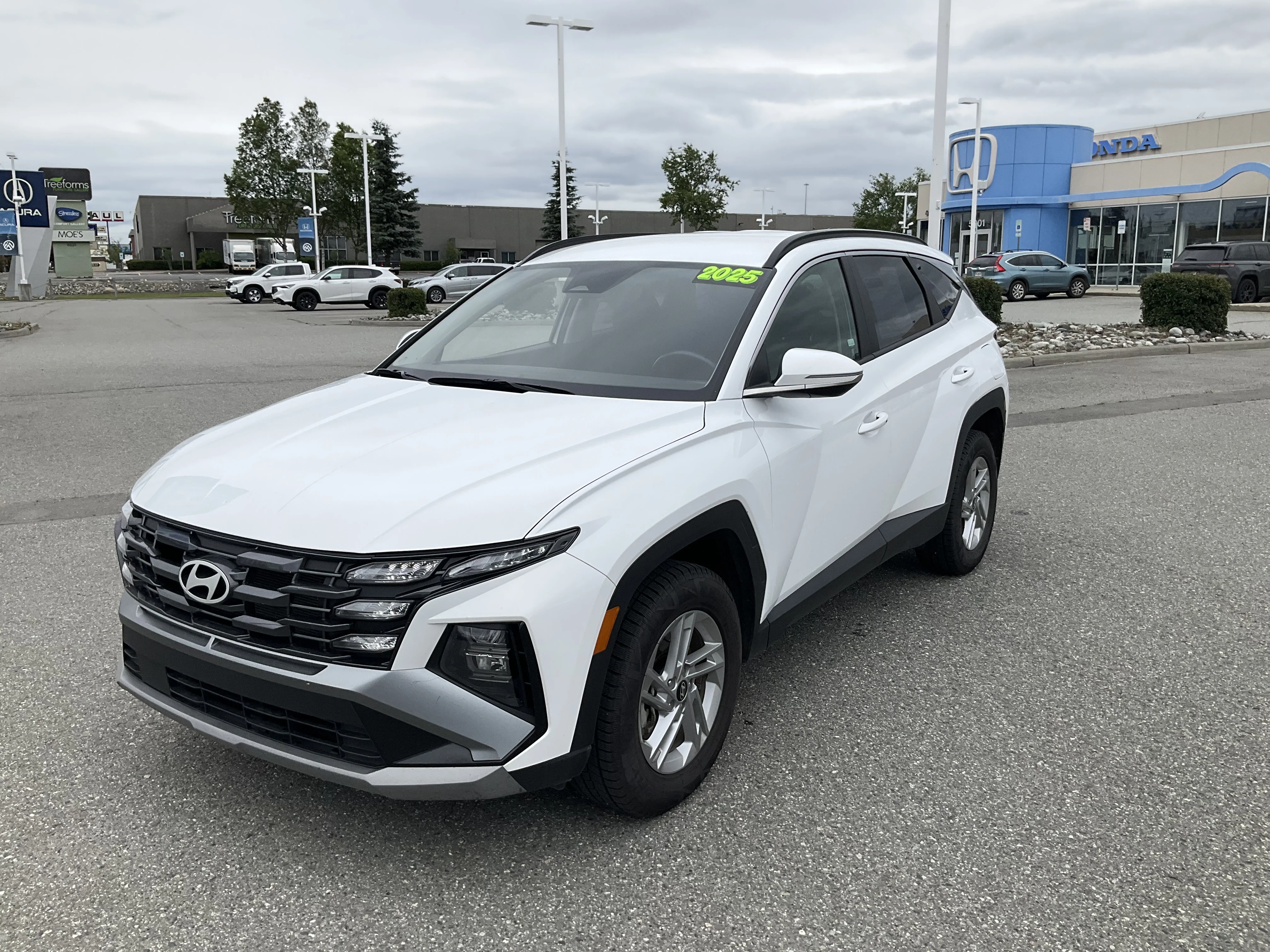 Used 2025 White Hyundai Preferred image 1