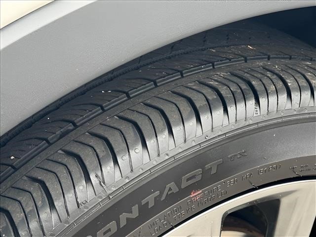 Used 2020 Crystal White Tricoat Cadillac AWD Sport image 29