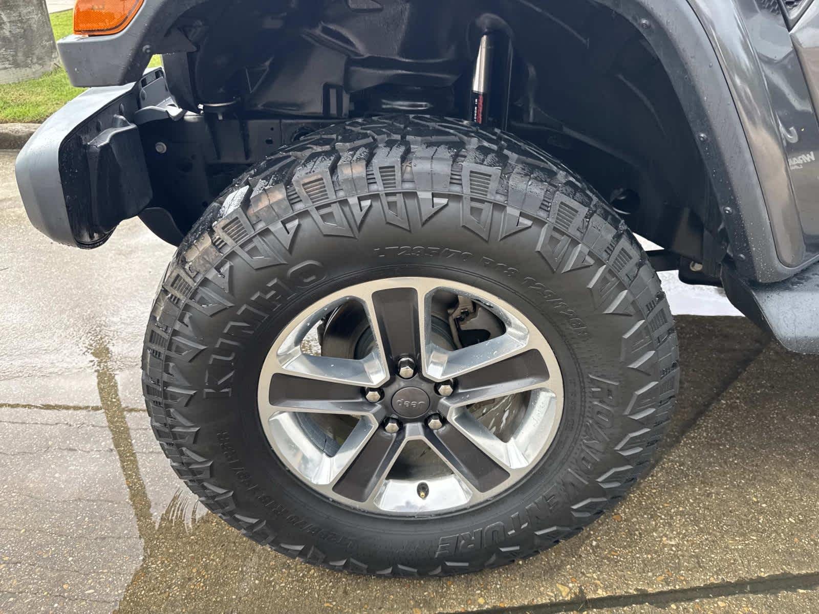 Used 2018  Jeep Sahara image 4