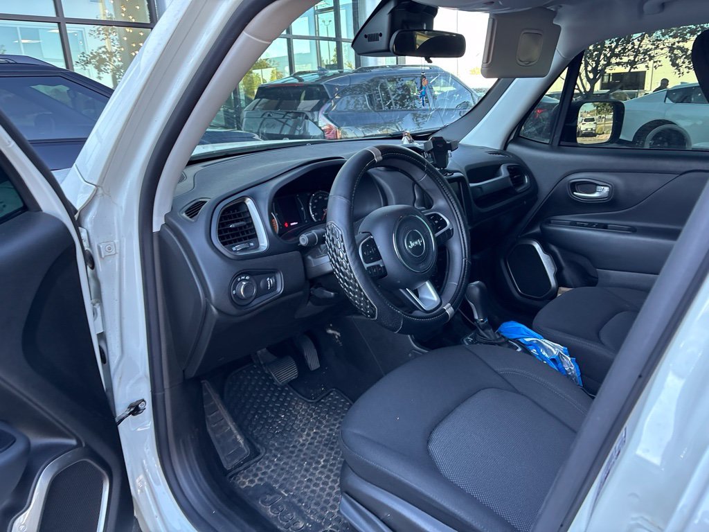 Used 2023 White Jeep Latitude image 21