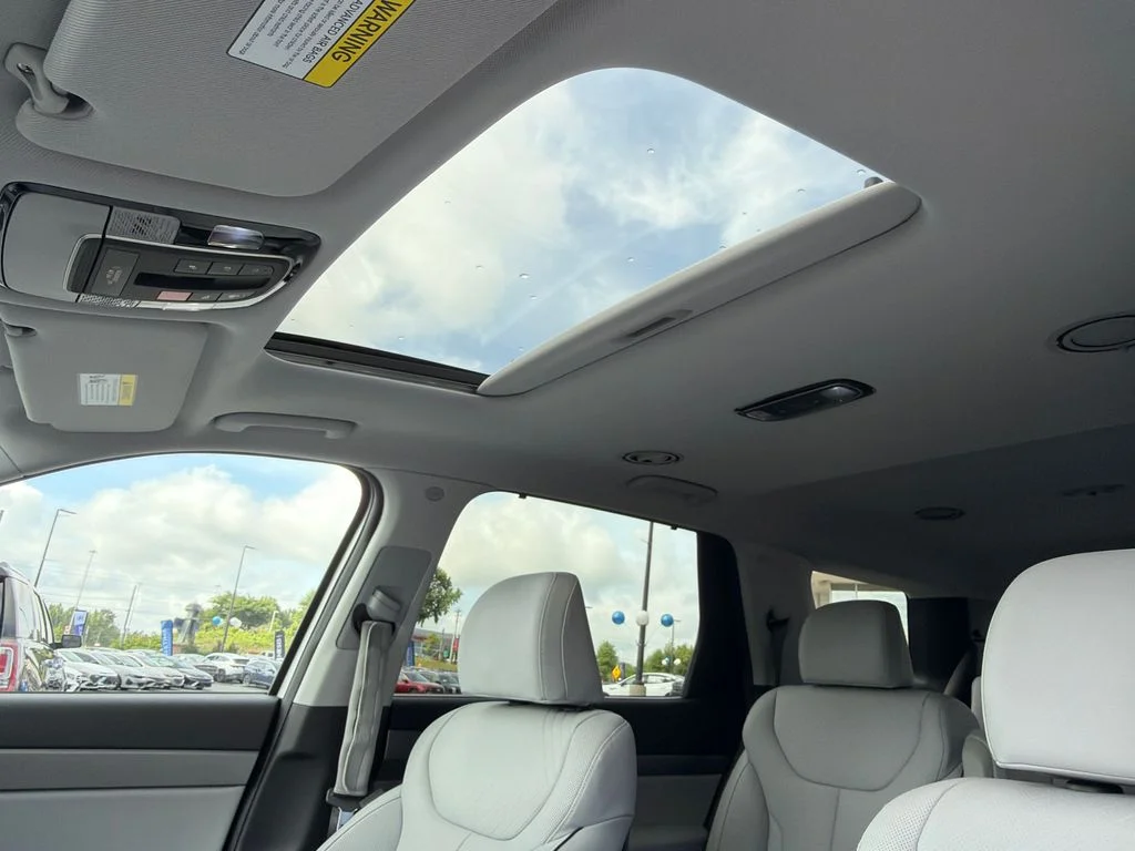 Used 2025 Silver Hyundai SEL Premium image 33