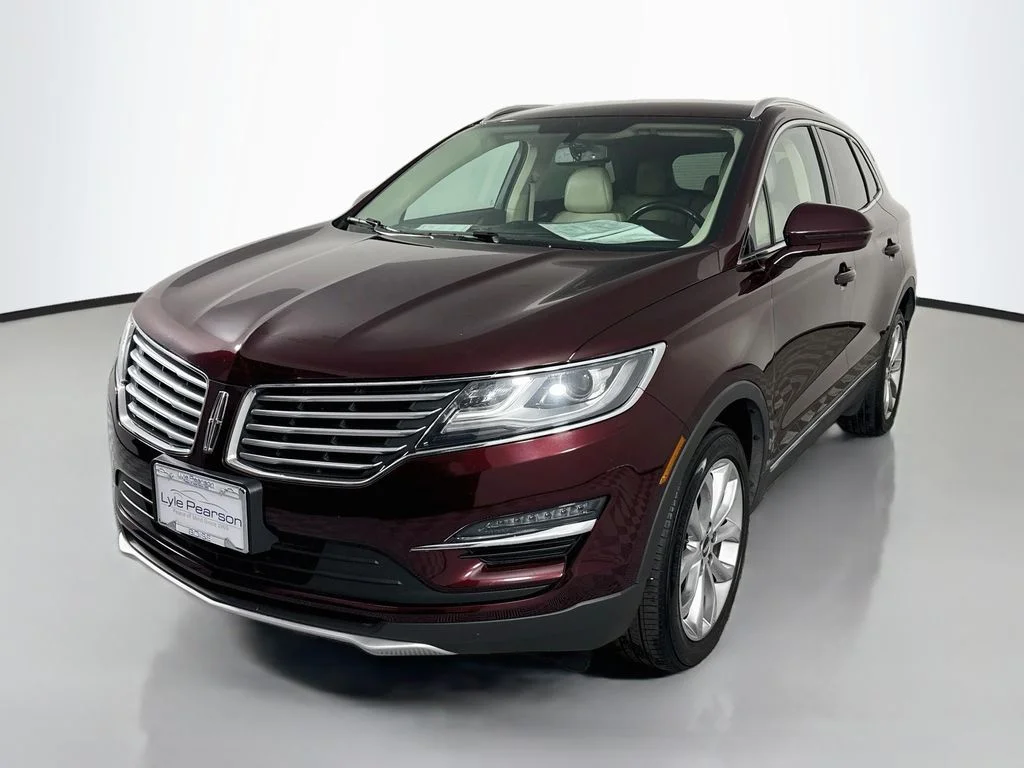 Used 2017 Burgundy Lincoln Select image 1