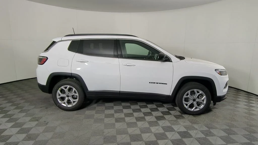 New 2026 Bright White Clear-Coat Exterior Paint Jeep Latitude image 3