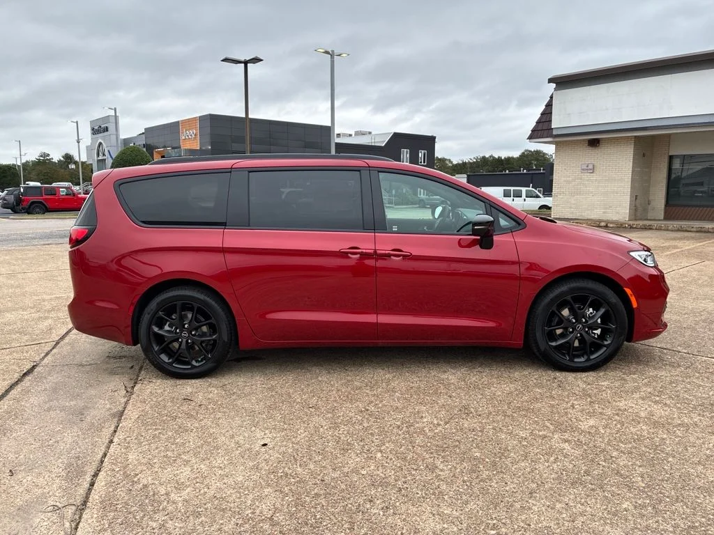 New 2026 Red Hot Pearl-Coat Exterior Paint Chrysler Select image 7