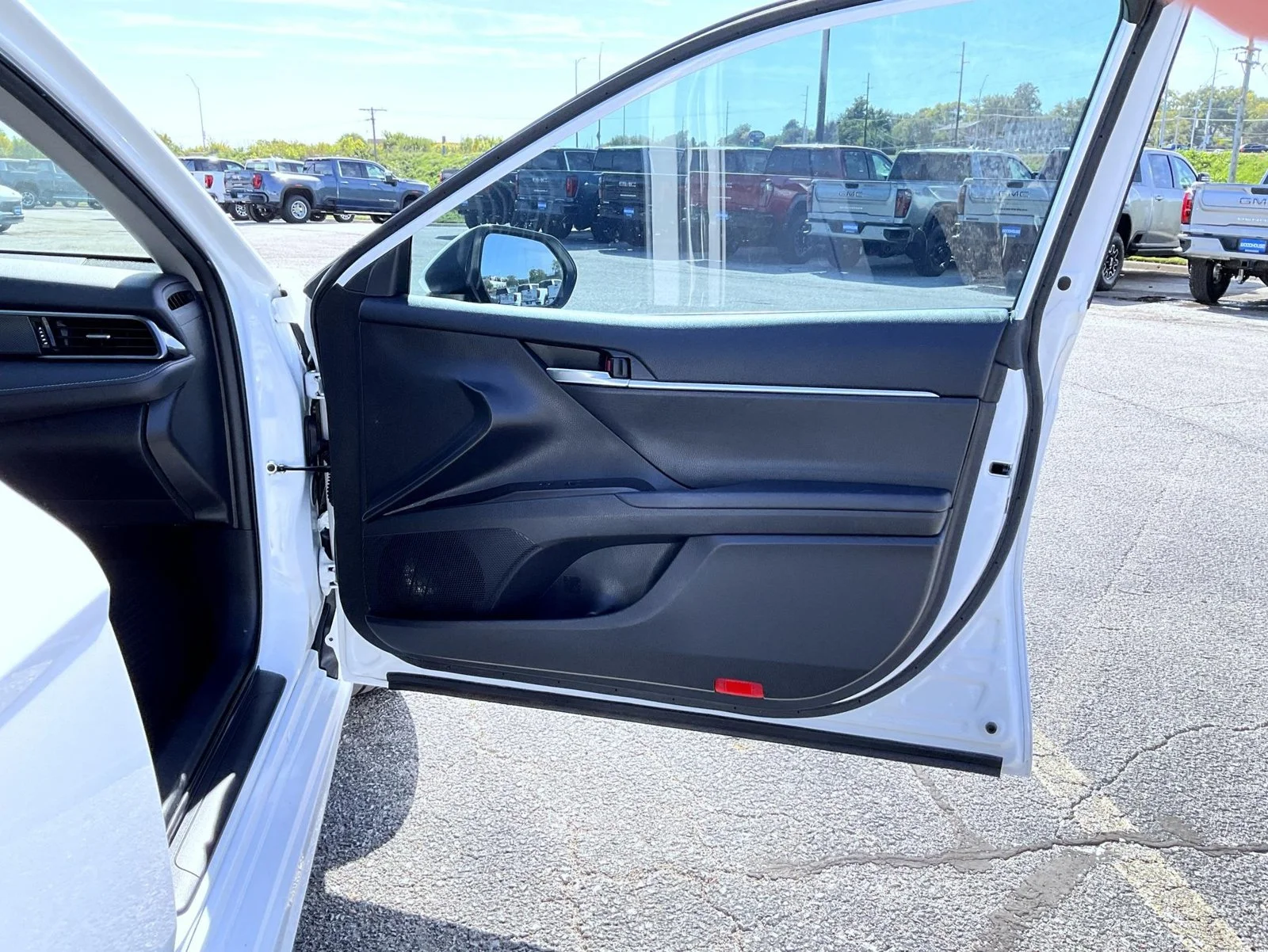 Used 2022 White Toyota SE image 16