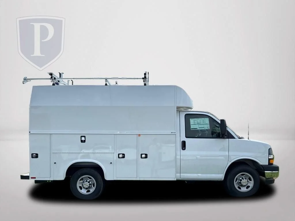 New 2025 Summit White Chevrolet 1WT image 3