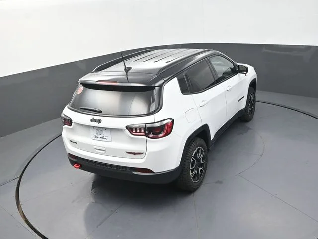 New 2026 Bright White Clear-Coat Exterior Paint Jeep Trailhawk image 17