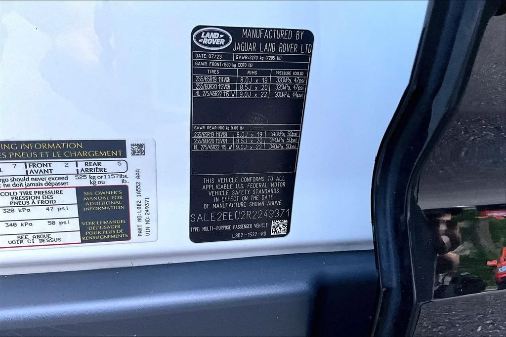Used 2024 White Land Rover X-Dynamic SE image 36