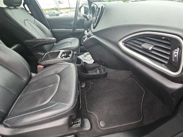 Used 2025 Black Chrysler Select image 32