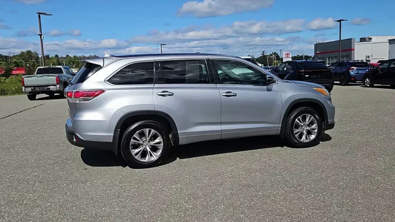 Used 2015 Silver Sky Metallic Toyota XLE image 17