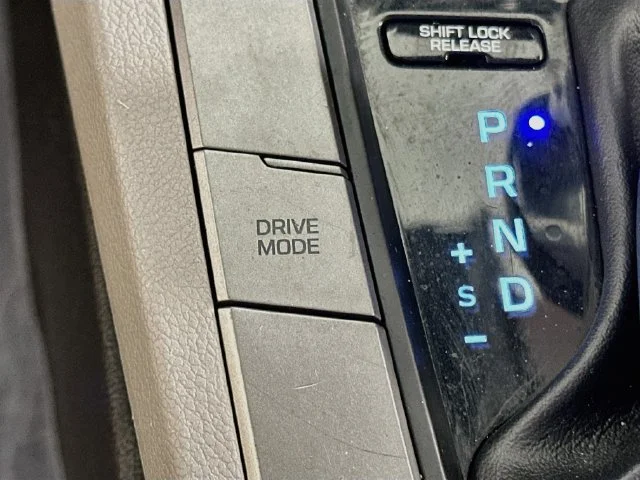 Used 2020 Red Hyundai SE image 17