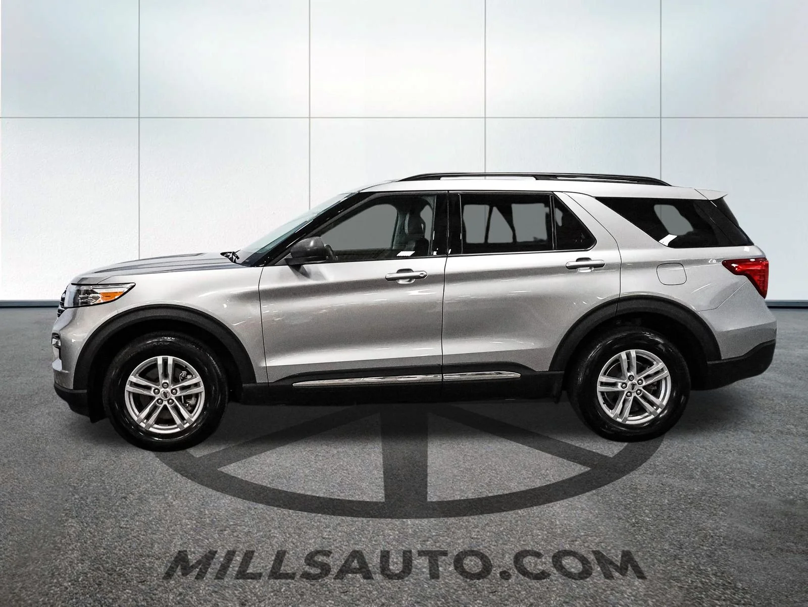 Certified Used 2024 Iconic Silver Metallic Ford XLT image 3