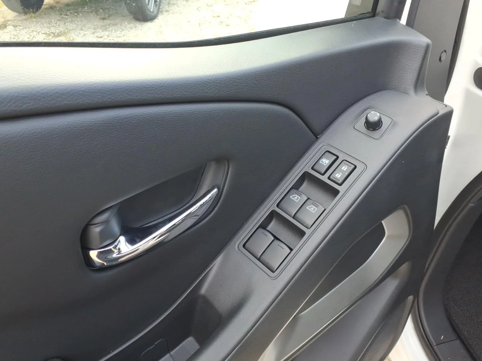 New 2026 Glacier White Nissan Crew Cab SV image 12