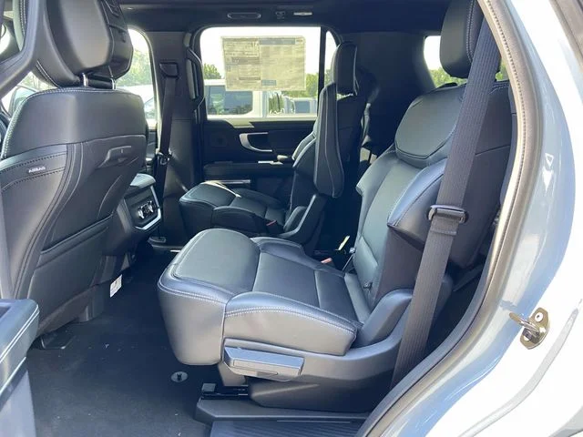 New 2027 Gray Ford Platinum image 10
