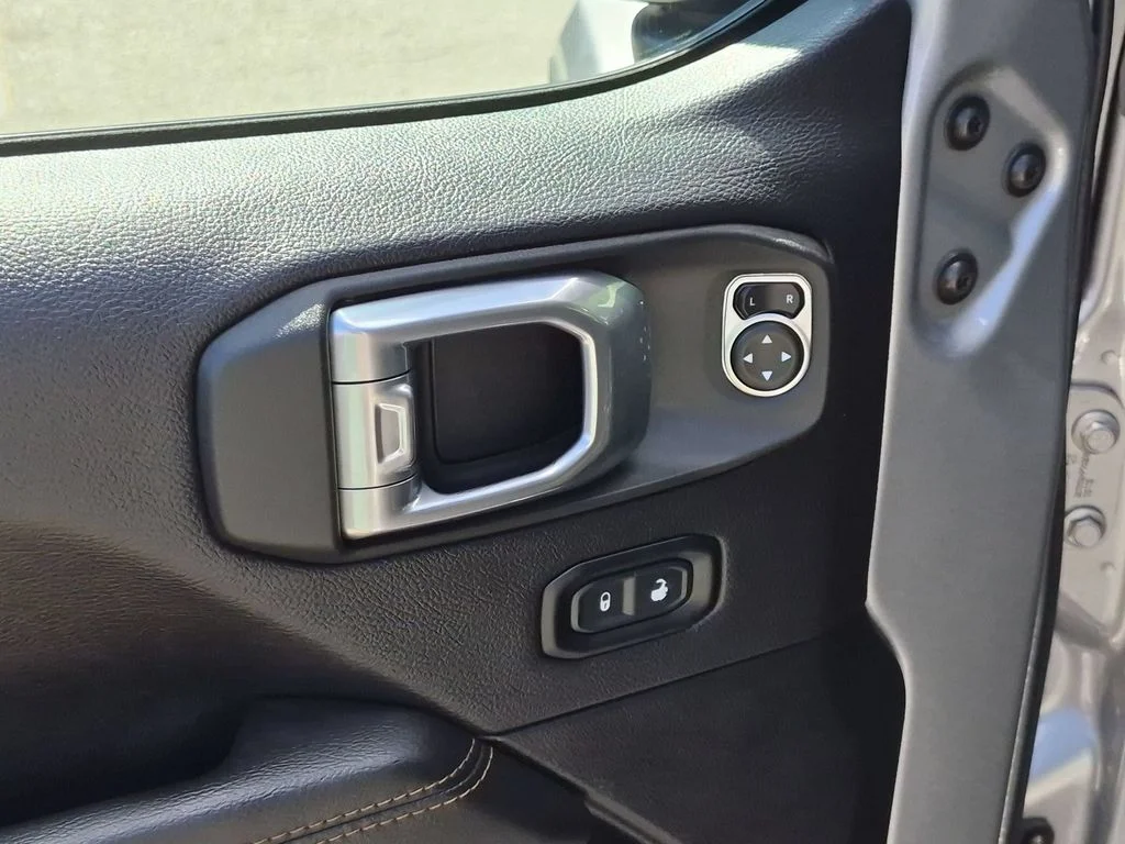 Used 2020 Silver Jeep Unlimited Sahara High Altitude image 9