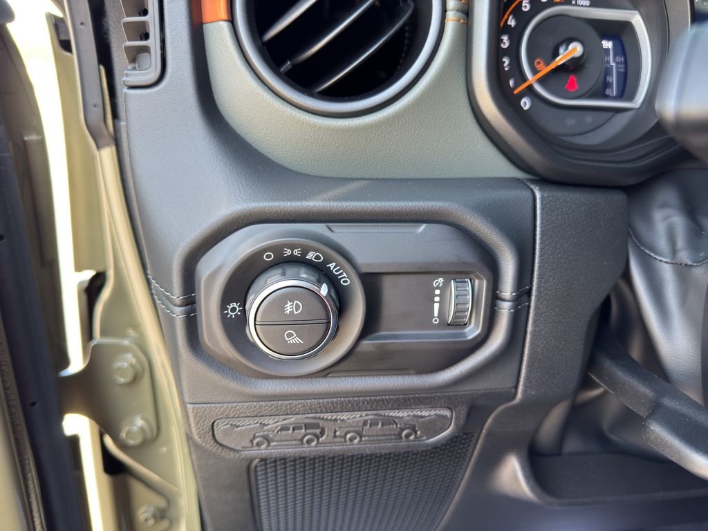 Used 2025 Green Jeep Mojave X image 27